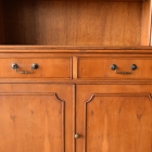 アーチの優美さが際立つ上品なブックキャビネット【9136】