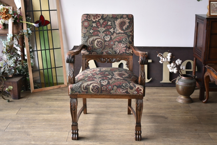 アンティークならではの生地が目を引くアームチェア【c35】