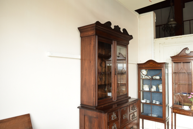 重厚な風格と実用性を兼ね備えたジョージアン様式のラージガラスキャビネット【k41】