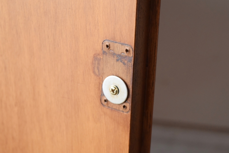 アーチの優美さが際立つ上品なブックキャビネット【9136】