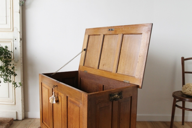 オーク無垢材で内装までしっかりと作られたベッドサイドコファ【40291】