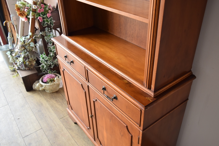 アーチの優美さが際立つ上品なブックキャビネット【9136】