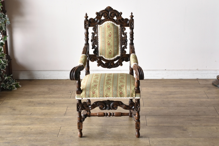 見事な彫刻が美しいキッズアームチェア【c304】
