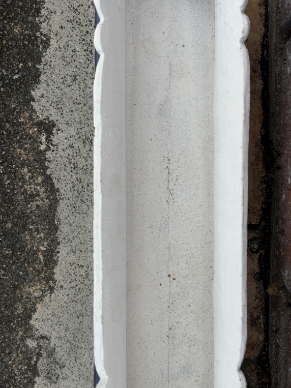 横長のフォルムが寄せ植えを華やかに演出。優美な草花レリーフが施されたホワイトカラーのプランター【51538】