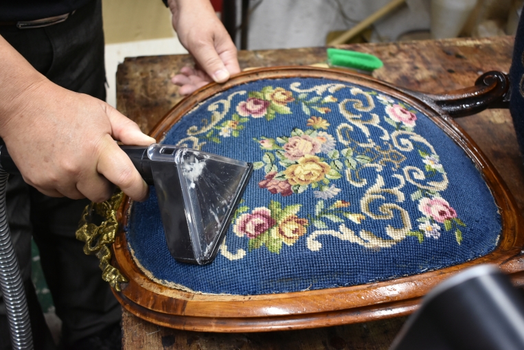 プチポワン生地が素晴らしいウォールナットサロンチェア【c317-2】