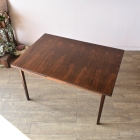 最大幅2350mmの圧倒的な存在感。希少なローズウッド（紫檀）を使用した、英国アンティークの大型ドローリーフテーブル（t43）。美しい木目が広がる拡張時の全体写真。