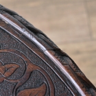 天板一面の彫刻細工が目を引くカーヴィングテーブル　【t34】