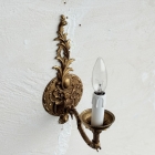 壁面を華やかに彩る、優雅な曲線を描く真鍮製の1灯式ウォールランプ【2059】