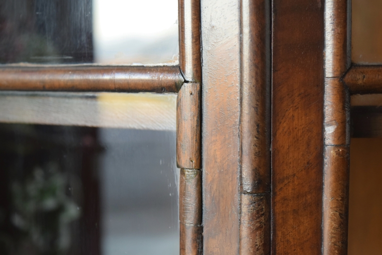 ウォールナットの化粧張りが美しいガラスキャビネット【k147】