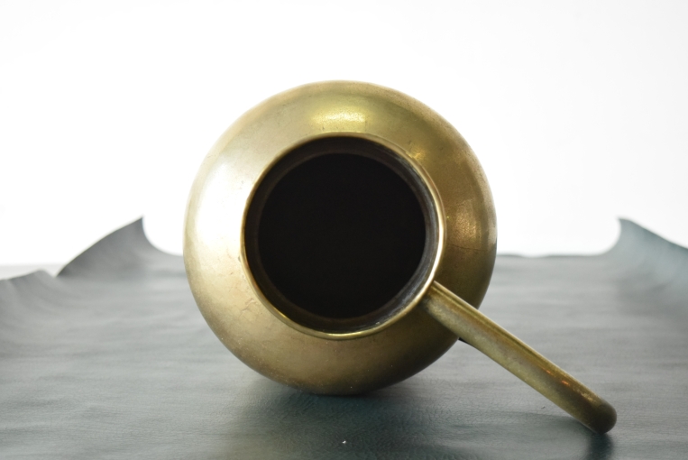 真鍮の輝きと手仕事の温もり、ハンマリング加工のブラスフラワーベース【8532】