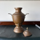 空間を格調高く演出する装飾用のオブジェとしてお楽しみいただける、重厚感のある金属製ピッチャー【5405】