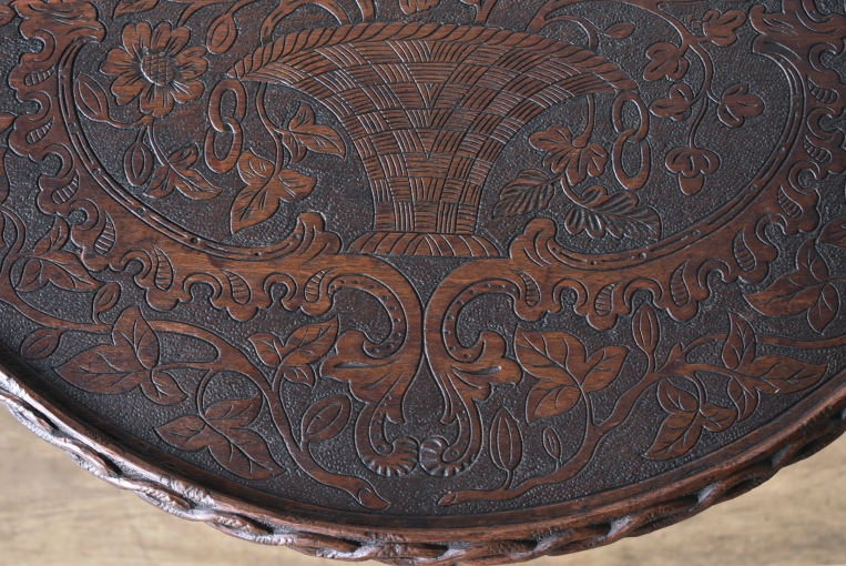 天板一面の彫刻細工が目を引くカーヴィングテーブル　【t34】