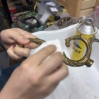 優雅な曲線が空間を華やかに彩る、真鍮の重厚な質感としずく型クリスタルが煌めく8灯式ガラスシャンデリア【sy470】