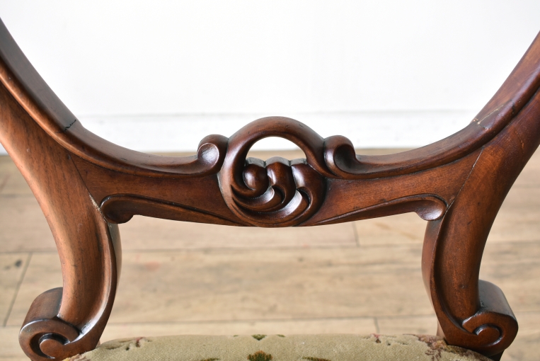 優雅で華やかなデザインが魅力のウォールナットバルーンチェア【c215-5】