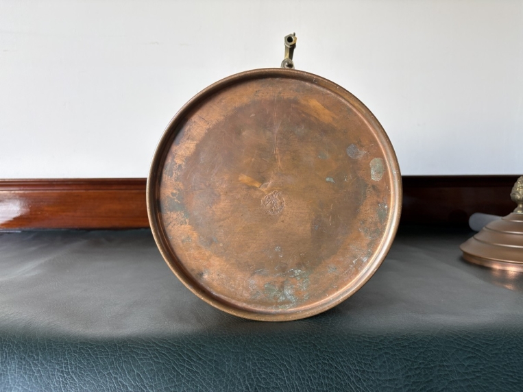 空間を格調高く演出する装飾用のオブジェとしてお楽しみいただける、重厚感のある金属製ピッチャー【5405】