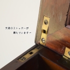 開き止めの金具が破損しています