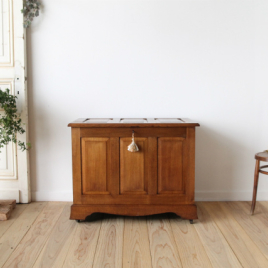 オーク無垢材で内装までしっかりと作られたベッドサイドコファ【40291】