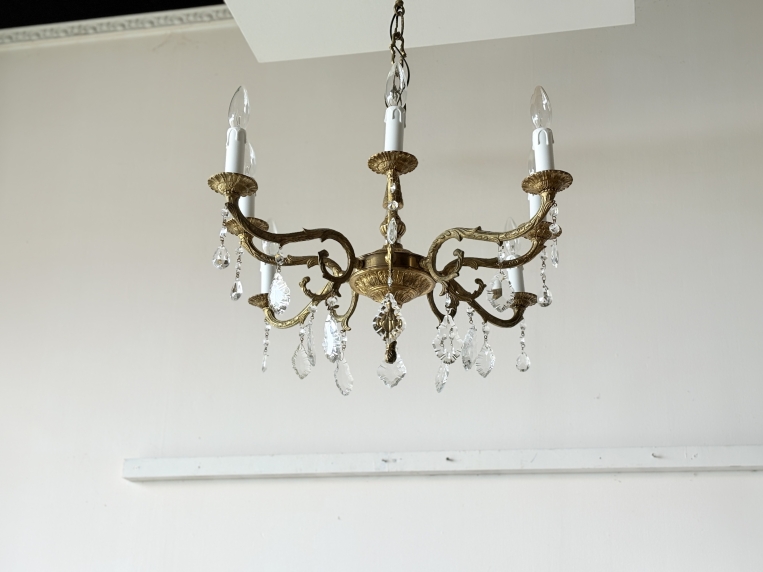 優雅な曲線が空間を華やかに彩る、真鍮の重厚な質感としずく型クリスタルが煌めく8灯式ガラスシャンデリア【sy470】