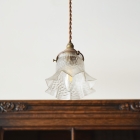 下方へ優しく広がる灯りのシルエット。コンパクトなサイズ感ながら存在感があり、複数並べてのカウンター照明や、玄関・パウダールームのアクセント照明としても理想的な、実用性の高いヴィンテージランプです。