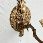 繊細な浮き彫り細工が施された、ブラケットライトの壁面取付部分のディテール