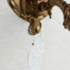 壁面を華やかに彩る、優雅な曲線を描く真鍮製の1灯式ウォールランプ【2059】