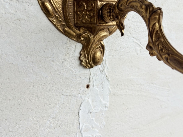 壁面を華やかに彩る、優雅な曲線を描く真鍮製の1灯式ウォールランプ【2059】