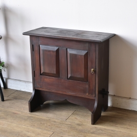 卓上でも活躍しそうなサイズ感のミニキャビネット【8339】