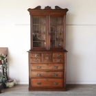 ジョージアン様式の端正なシンメトリーが美しい、英国アンティークの大型ガラスキャビネット（k41）。18世紀後半から19世紀初頭の気品を湛えた、格調高いディスプレイ棚の正面写真。