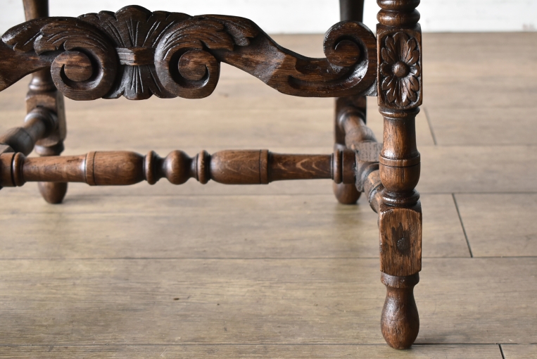 見事な彫刻が美しいキッズアームチェア【c304】