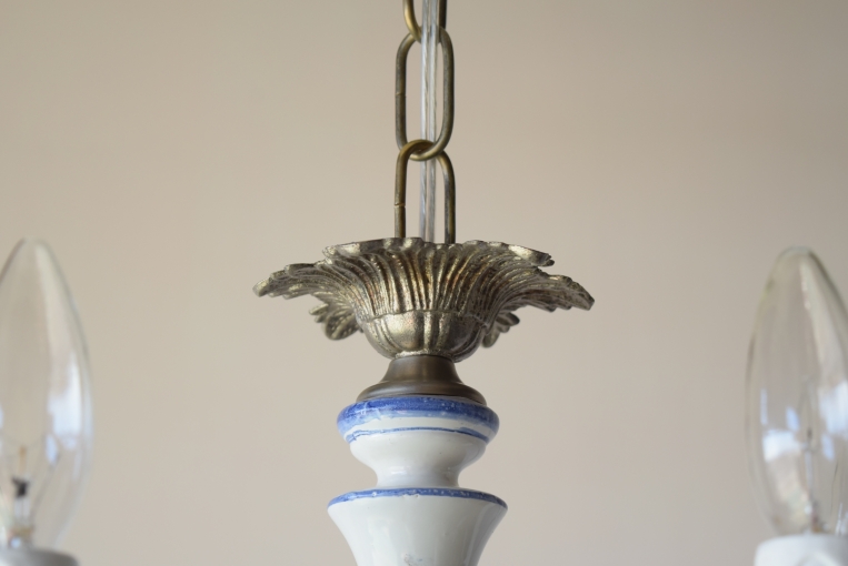 パルテノン アンティーク / 青い草花が描かれた白磁と真鍮の