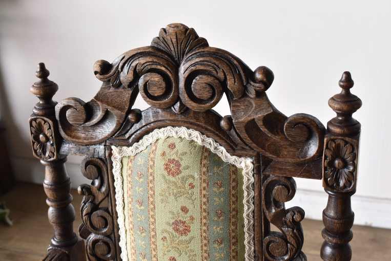 見事な彫刻が美しいキッズアームチェア【c304】