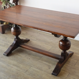 迫力のあるソリッドリフェクトリーテーブル【t312】