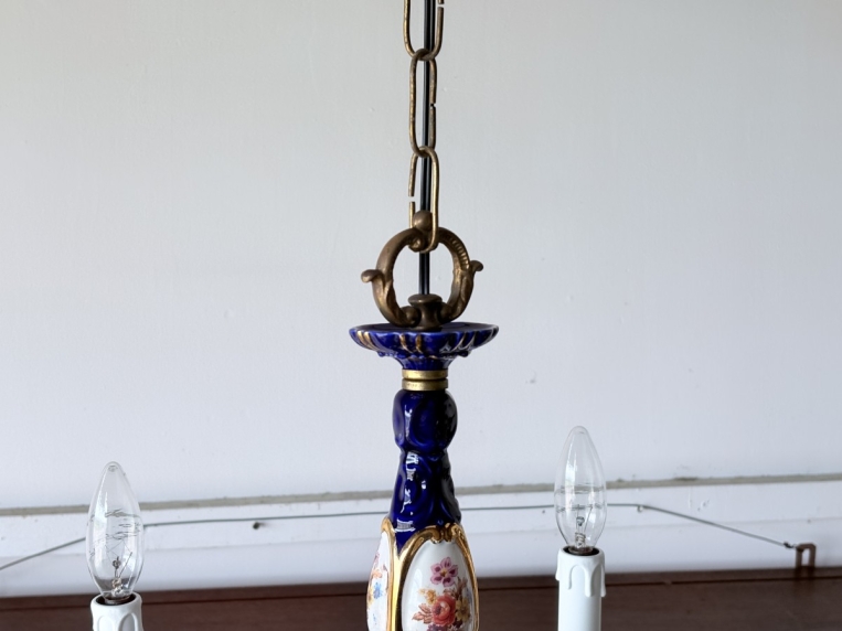 真鍮フレームが温かみのある光を放ち、空間を華やかに彩る照明器具。コバルトブルーの磁器に映える金彩と薔薇の花絵が美しい5灯シャンデリア【sy456】