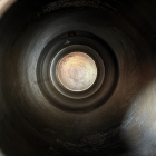 胴体部分に広がる立体的な花々の彫刻と、金属の深い味わい