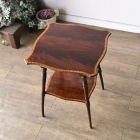 1920年代英国アンティークのマホガニーサイドテーブル（t230）。天板の縁に施された繊細な象嵌細工（インレイ）が美しい、正方形のコーヒーテーブル正面写真。