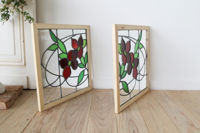 赤いお花が大きくデザインされたとても華やかなペアステンドグラス【7727-A】