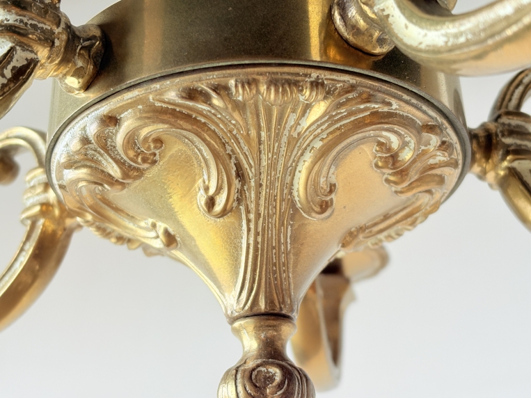 華やかな真鍮装飾の重厚感と白いペイント跡が織りなすクラシック5灯式シャンデリア【sy449】