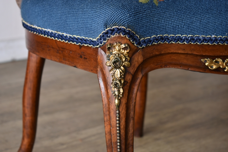 プチポワン生地が素晴らしいウォールナットサロンチェア【c317-2】