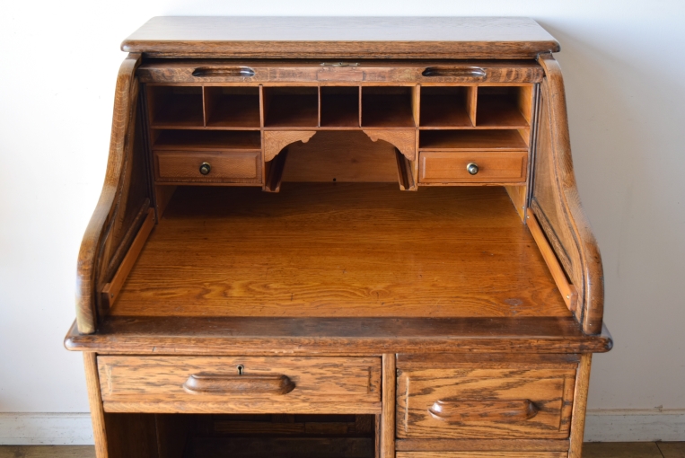 木目が美しいオーク材のスモールロールトップデスク【d83】