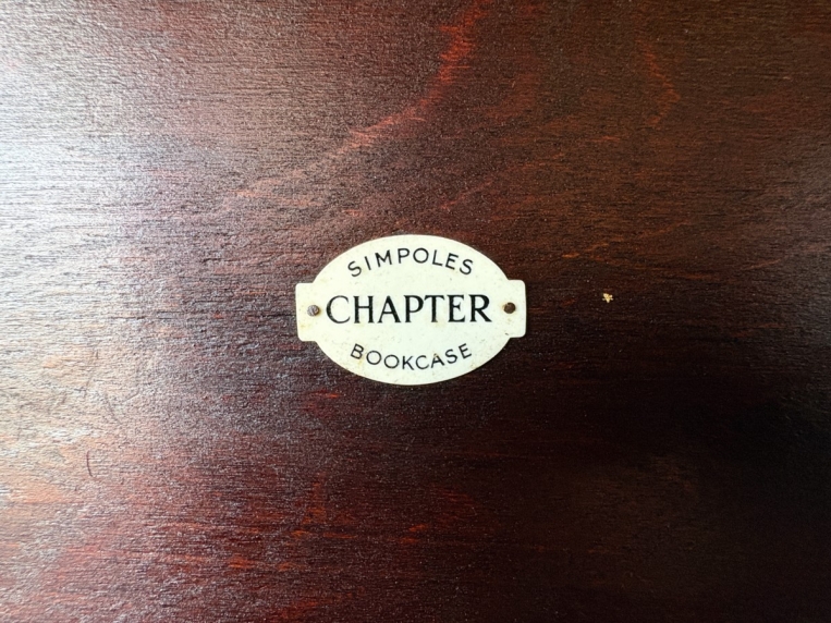 Simpoles Chapter Bookcaseのメーカータグ