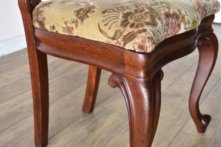 優雅で華やかなデザインが魅力のウォールナットバルーンチェア【c215-5】