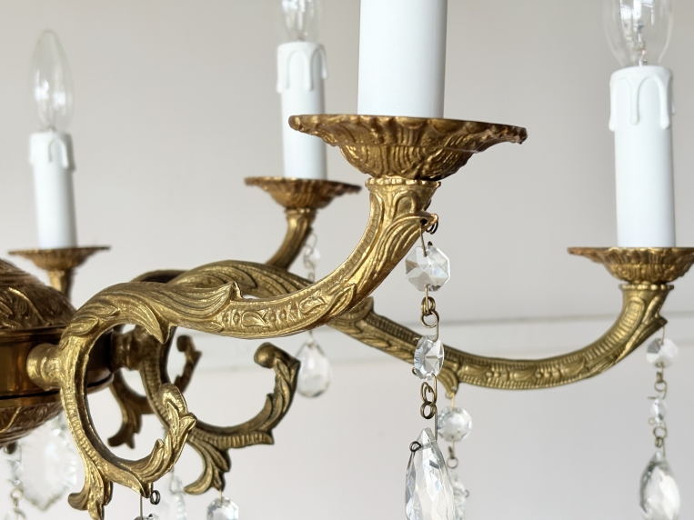 優雅な曲線が空間を華やかに彩る、真鍮の重厚な質感としずく型クリスタルが煌めく8灯式ガラスシャンデリア【sy470】