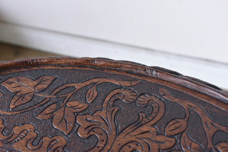 天板一面の彫刻細工が目を引くカーヴィングテーブル　【t34】