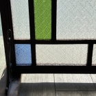 青とグリーンの色ガラスに浮かぶ繊細な花模様。木製フレームが温かみを添えるレトログラスパネル【51534】