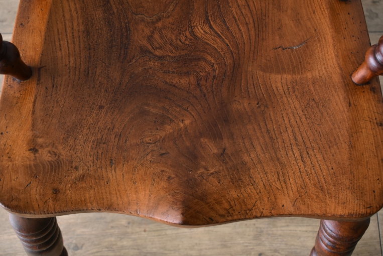 アンティークらしい味わいが魅力のダブルボウバックウィンザーアームチェア【c260-3】