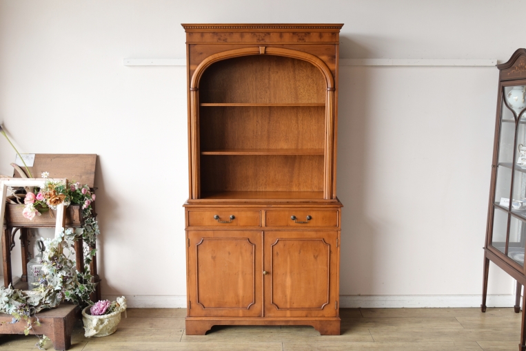 アーチの優美さが際立つ上品なブックキャビネット【9136】