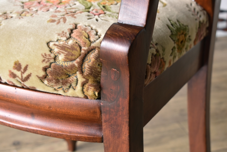 脚の付け根に修復跡がございます