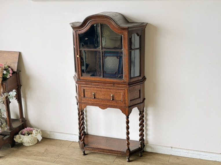 1890年代イギリス製のアンティークオークキャビネット（サイドボード）。130年以上の歴史を重ねた格調高い佇まいであり、オーク材で出来おり堅牢な質感がリビングや書斎を優雅に彩る高級感漂う木製収納家具です。