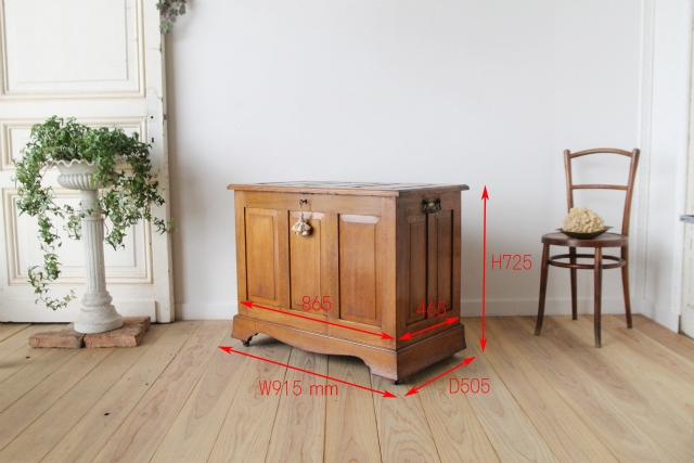 オーク無垢材で内装までしっかりと作られたベッドサイドコファ【40291】