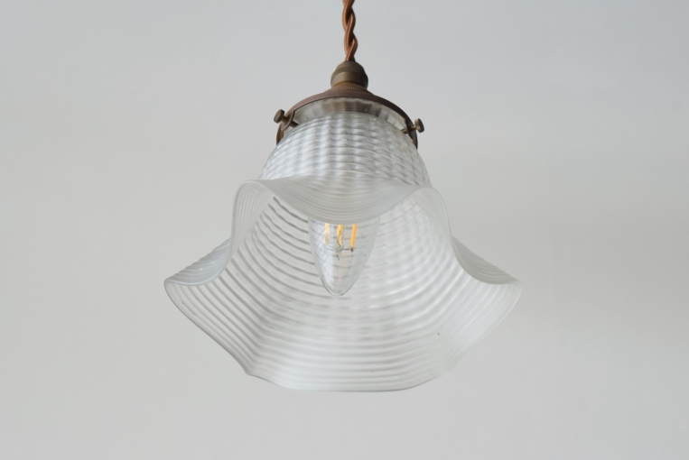 波打つような美しいラインが印象的なペンダントランプ【1805】